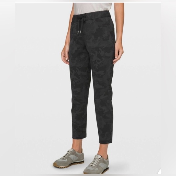 lululemon athletica Pants - EUC Lululemon “On the Fly” Camo 7/8 pants, Size 12